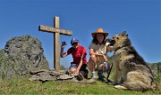 46 Alla croce di vetta del Tribortoi (2309 m) con vista in Valletto a sx